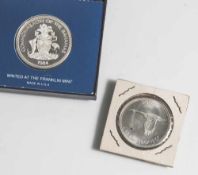 2 Silbermünzen: a) 10 Silberdollar, Bahamas, 1984, the Franklin Mint. Zertifikat anbei. DM ca. 4 cm.