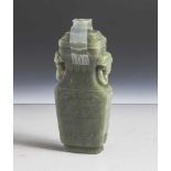 Jade-Deckelgefäß, China 19./20. Jahrhundert, im archaischen Stil gearbeitet, mit losen