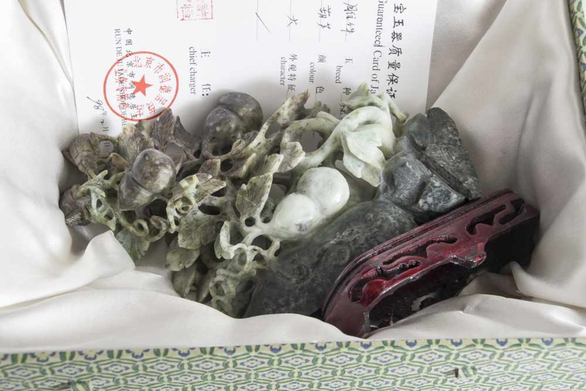 Jadeschnitzarbeit, China, grüne Jade, Darstellung einer Kürbispflanze mit zwei Insekten auf natural.
