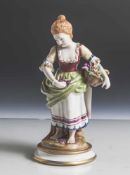 Figurine, Winzerin, Meissen, Pfeiffer-Zeit, blaue Schwertermarke mit Punkt, polychrome Bemalung.