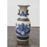 Vase, China, 20. Jahrhundert, Keramik, hellbeige Glasur, mit Blau-Weiß-Malerei (Landschaften).