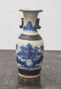 Vase, China, 20. Jahrhundert, Keramik, hellbeige Glasur, mit Blau-Weiß-Malerei (Landschaften).