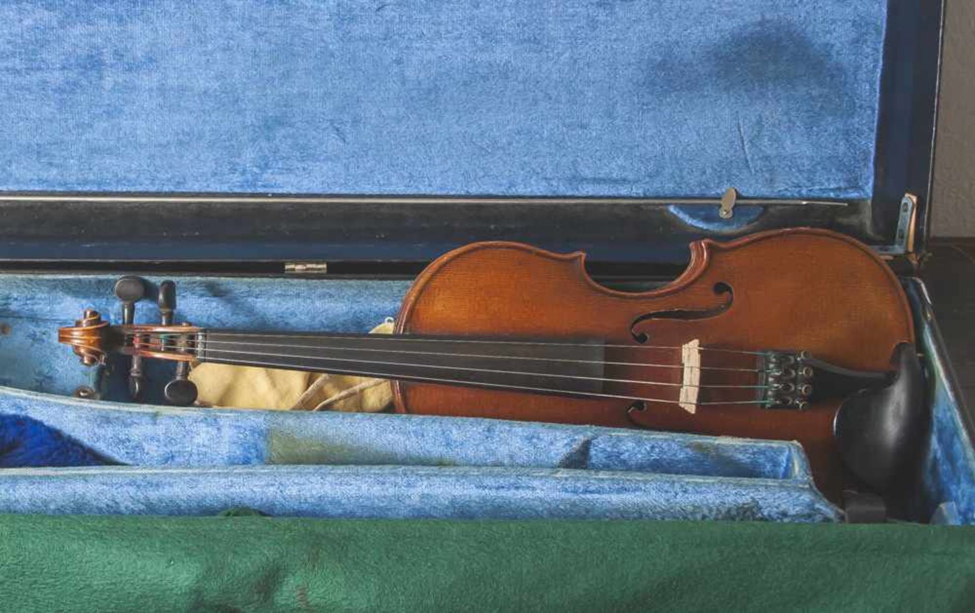 Violine mit Bogen, wohl Anfang 20. Jahrhundert, Steg wohl ergänzt, sonst gute Erhaltung, im