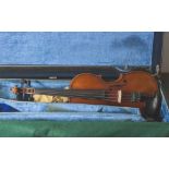 Violine mit Bogen, wohl Anfang 20. Jahrhundert, Steg wohl ergänzt, sonst gute Erhaltung, im