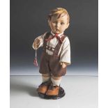 Puppe "Peterle", Goebel, gemarkt M. J. Hummel, 1950er Jahre, Junge in Latzhose mit rotem Halstuch,