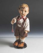 Puppe "Peterle", Goebel, gemarkt M. J. Hummel, 1950er Jahre, Junge in Latzhose mit rotem Halstuch,