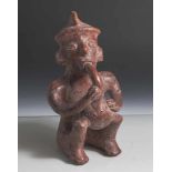 Figurine, Westmexiko, wohl Nayarit, Ton, vollplastische sitzende Darstellung mit Kopfbedeckung aus