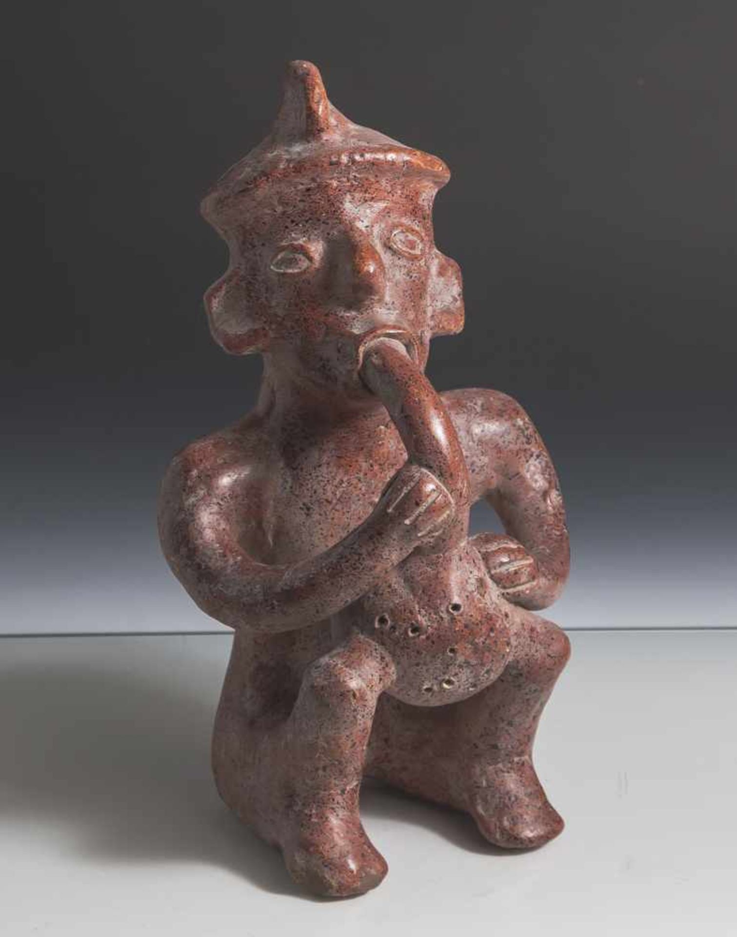 Figurine, Westmexiko, wohl Nayarit, Ton, vollplastische sitzende Darstellung mit Kopfbedeckung aus