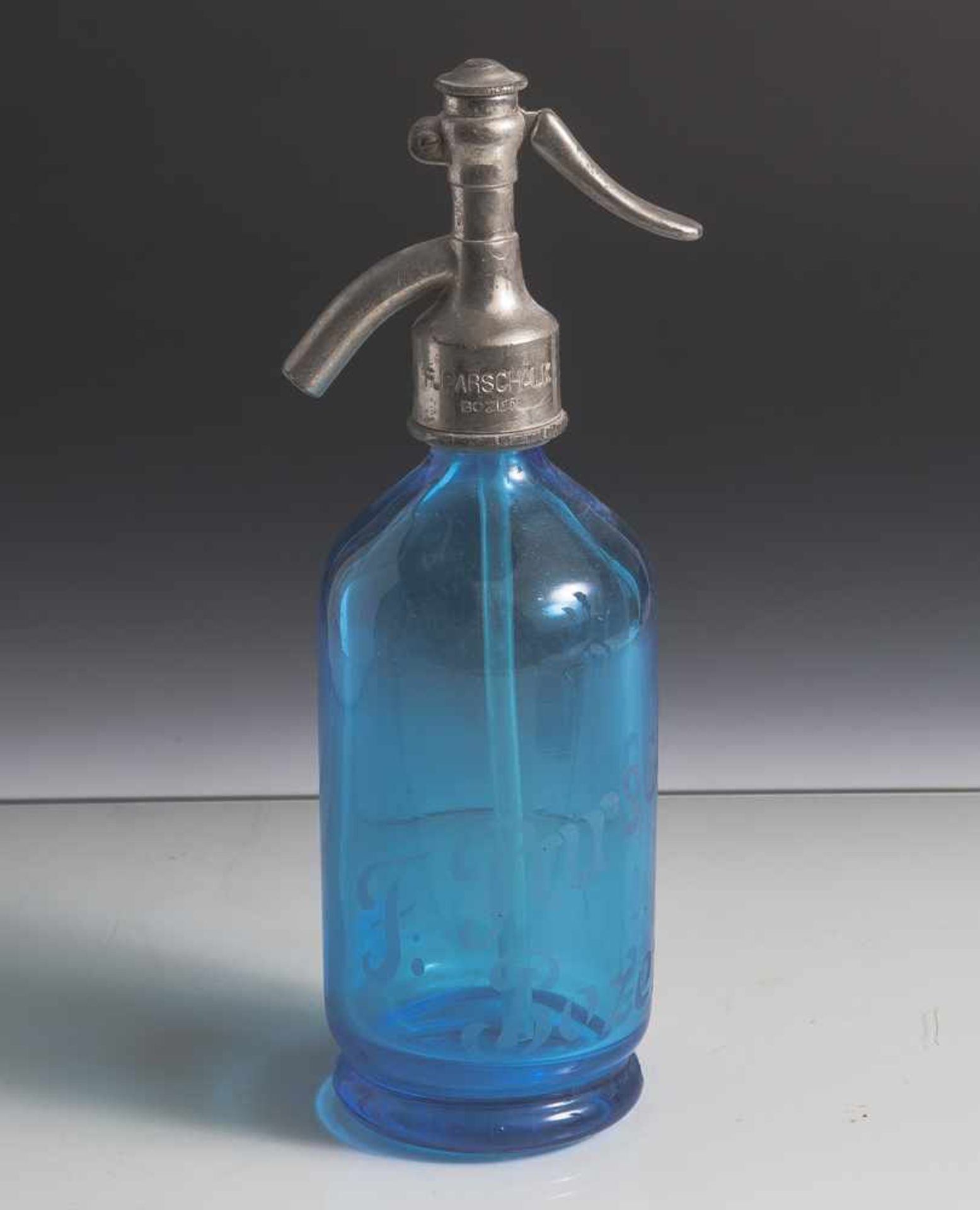 Siphonflasche, Spender für Sodawasser blaues Glas, schauseitig bez. "F. Parschalk Bozen", auf