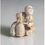 Netsuke, Korbflechter, Japan, Meiji-Zeit, wohl Ende 19. Jahrhundert, Elfenbein geschnitzt und