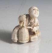 Netsuke, Korbflechter, Japan, Meiji-Zeit, wohl Ende 19. Jahrhundert, Elfenbein geschnitzt und