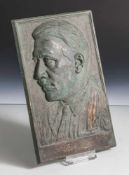 Reliefplatte, 1930er/40er Jahre, wohl Bronze, Abbild Adolf Hitler. Ca. 25 x 16 cm.