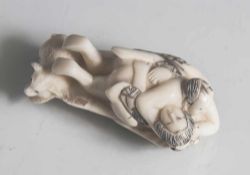 Shunga Netsuke, Japan, Meiji-Zeit, wohl Ende 19. Jahrhundert, Elfenbein fein geschnitzt u. graviert,