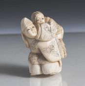 Netsuke, Mann seine Frau auf dem Rücken tragend, Japan, Meiji-Zeit, wohl Ende 19. Jahrhundert,