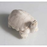 Netsuke, Schildkröte, Japan, Meiji-Zeit, wohl Ende 19. Jahrhundert, Elfenbein, fein geschnitzt und