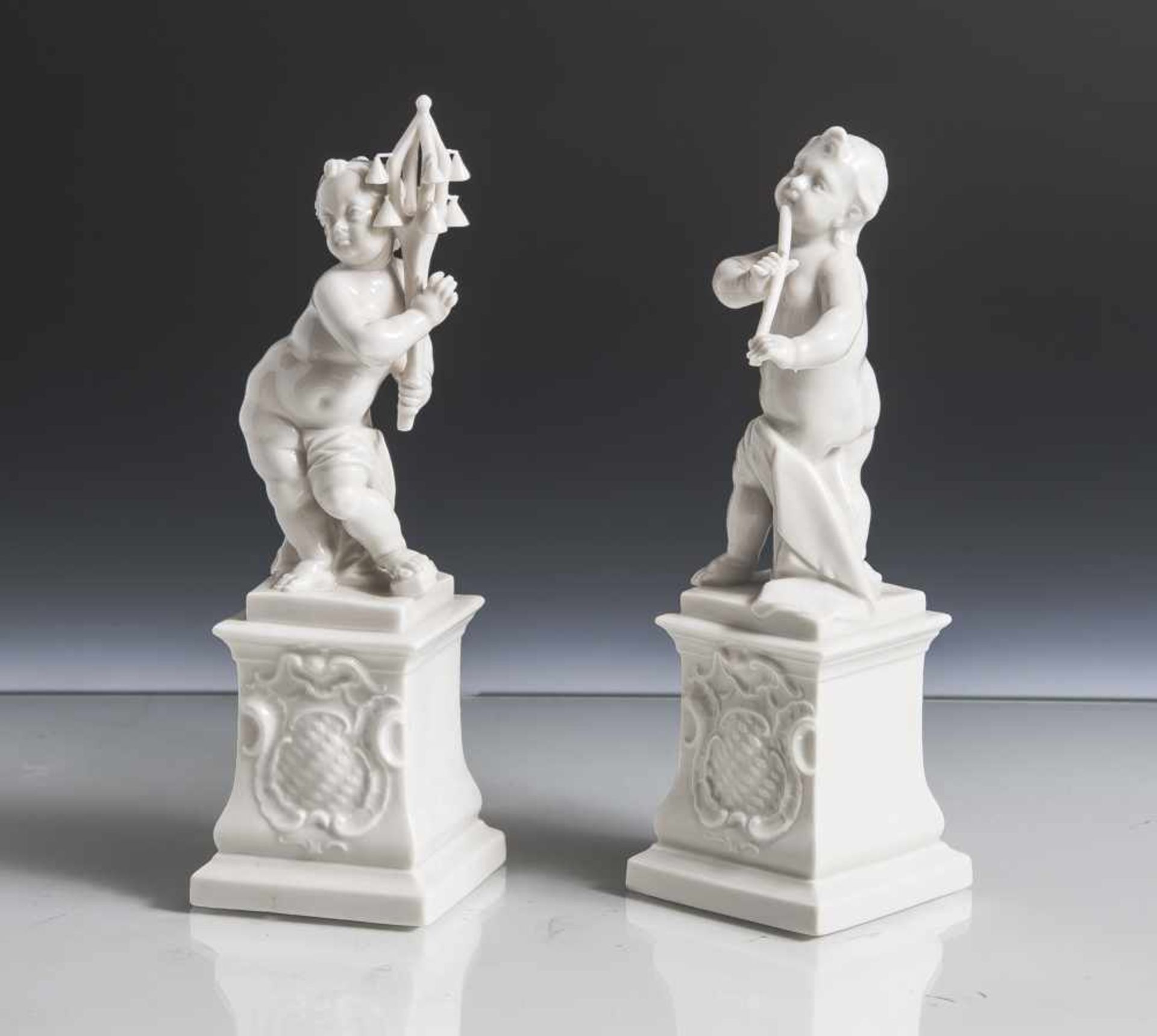 Zwei Figurinen, Nymphenburg, Modellnr. 625 u. 638, Pressmarke, glasiertes Weißporzellan, Entwurf
