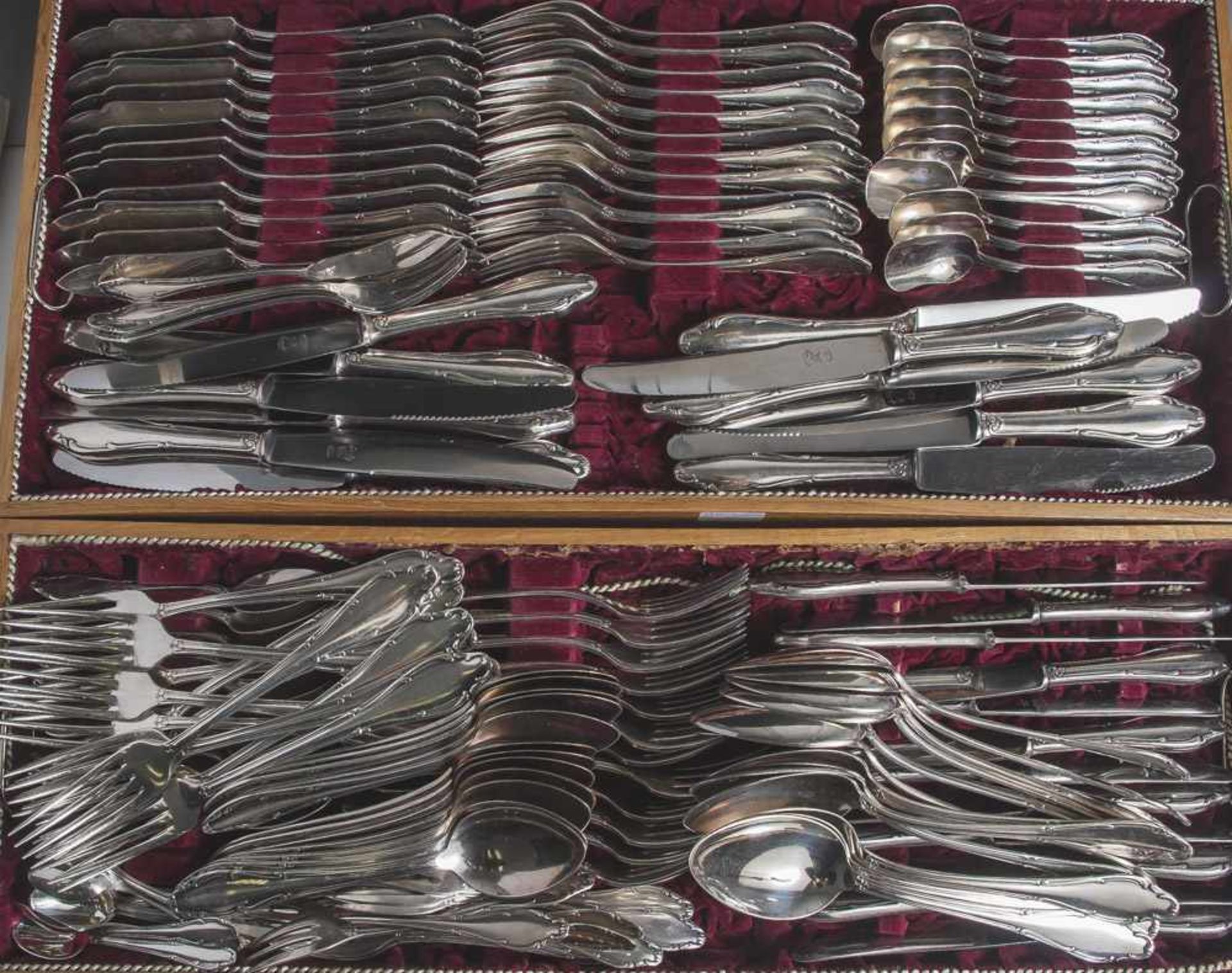 Umfangreiches Essbesteck, 155 Teile, 90er Silberauflage, Wellner, darunter: 12 Menümesser, 12