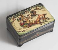Russische Lackdose mit feiner Miniaturmalerei, Darstellung zweier Pferdegespanne beim Rennen in