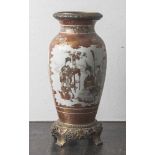 Vase, Porzellan, China, 20. Jahrhundert, in Schultertopfform, mit Messingeinsatz und -stand.