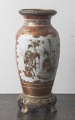 Vase, Porzellan, China, 20. Jahrhundert, in Schultertopfform, mit Messingeinsatz und -stand.