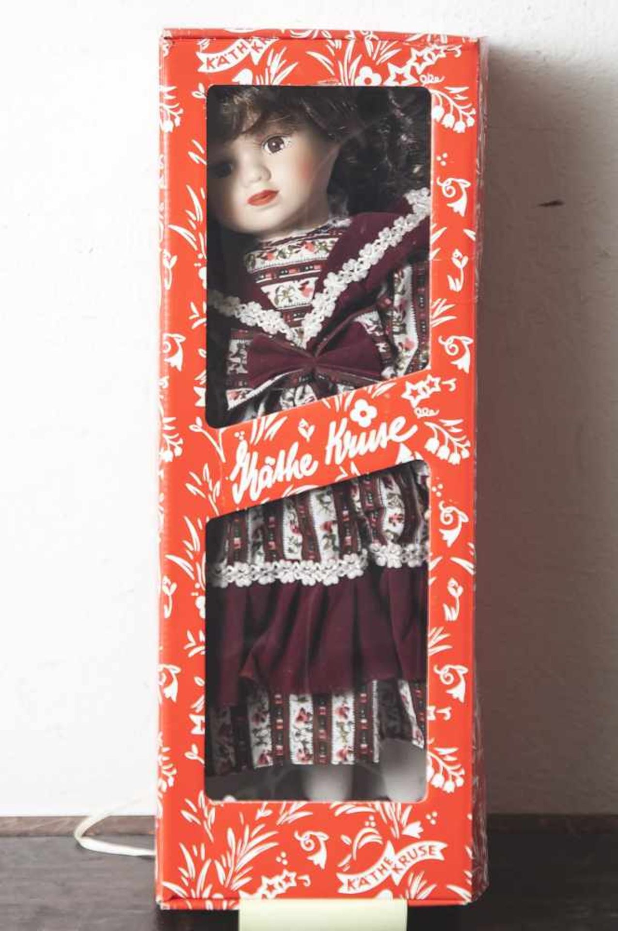 Porzellankopf-Puppe, Mädchen mit langen hellbraunen Haaren und braunen Augen, bekleidet mit einem