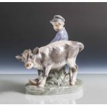 Figurine, Bauernjunge mit störrischem Kalb, Royal Copenhagen, grüne Manufakturmarke, 1935, blaue