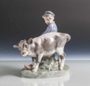 Figurine, Bauernjunge mit störrischem Kalb, Royal Copenhagen, grüne Manufakturmarke, 1935, blaue