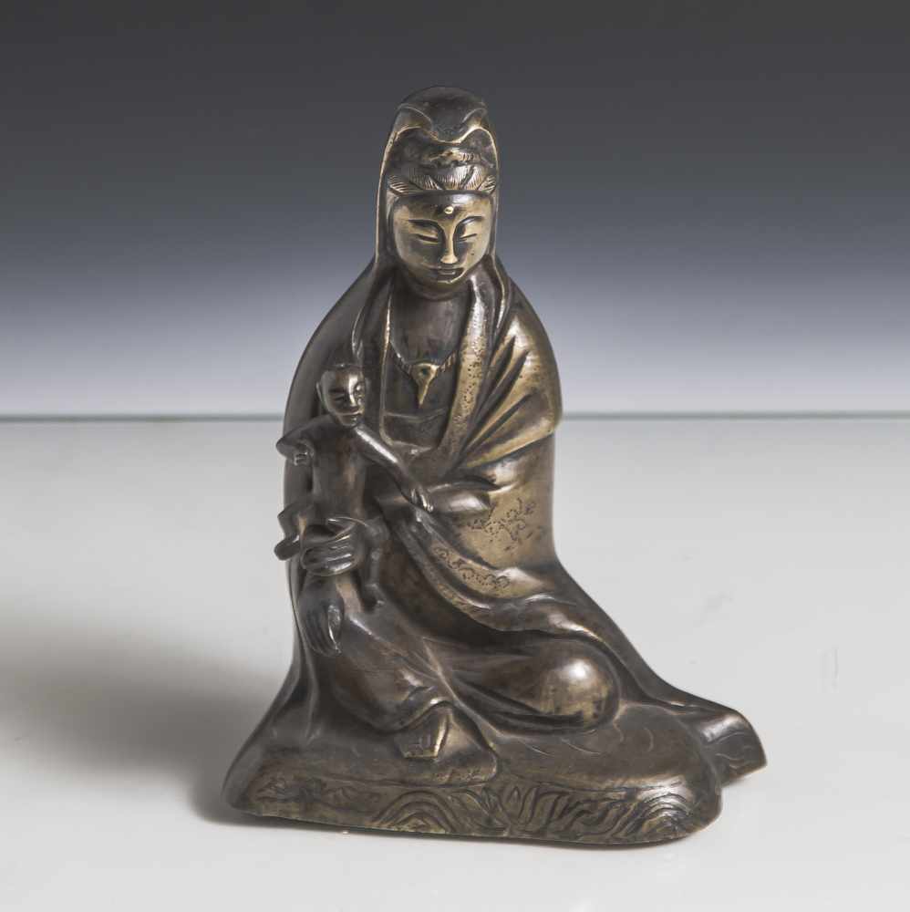 Bronze des Guanyin mit Knaben, China, wohl 18./19. Jahrhundert. Sitzende Darstellung, auf seinem