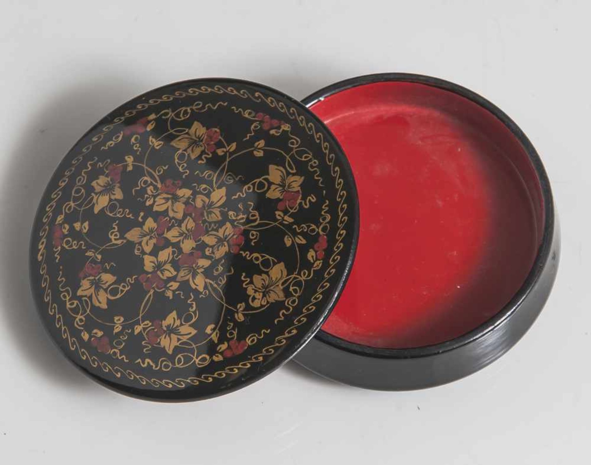 Kleine russische Lackdeckeldose mit floraler Bemalung in Rot und Gold auf schwarzem Grund, runde
