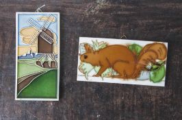 Zwei Fliesen in Rechteckform, Windmühle und Eichhörnchen, Steingut, heller Scherben, farbig