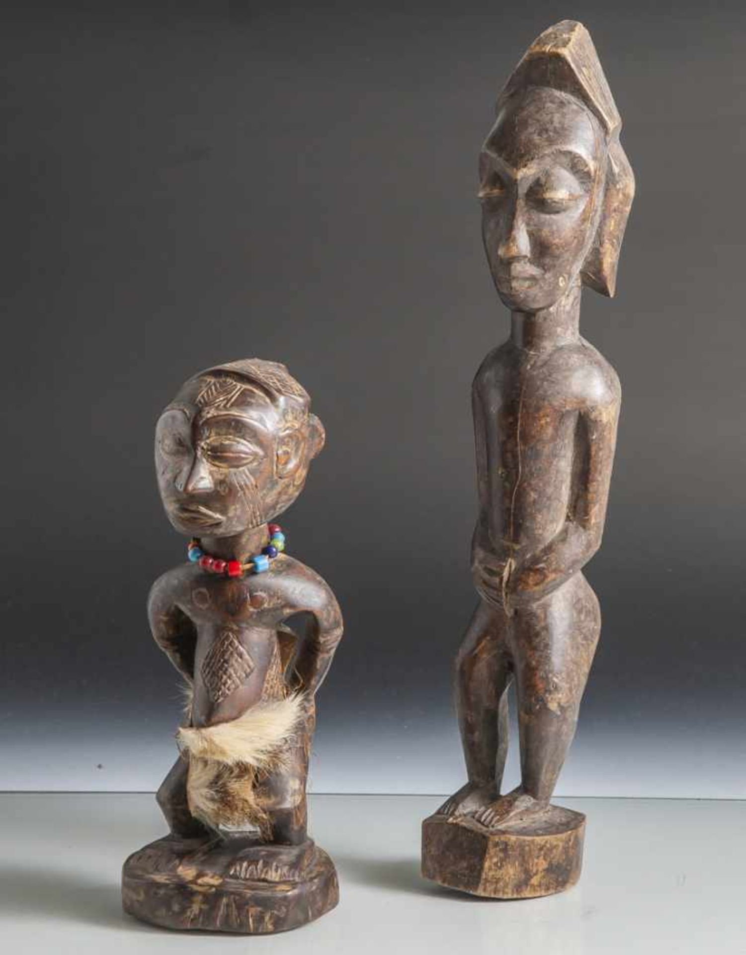 2 Holzplastiken, Afrika, 1 x Luba Kongo, H. ca. 23,5 cm, 1. Hälfte 20. Jahrhundert, weitere Figur H.