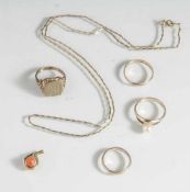 Posten Goldschmuck 333, 5 Teile, 1 Kette, 3 Ringe, 1 Anhänger. Ca. 18,1 gr. (brutto). Sowie 1