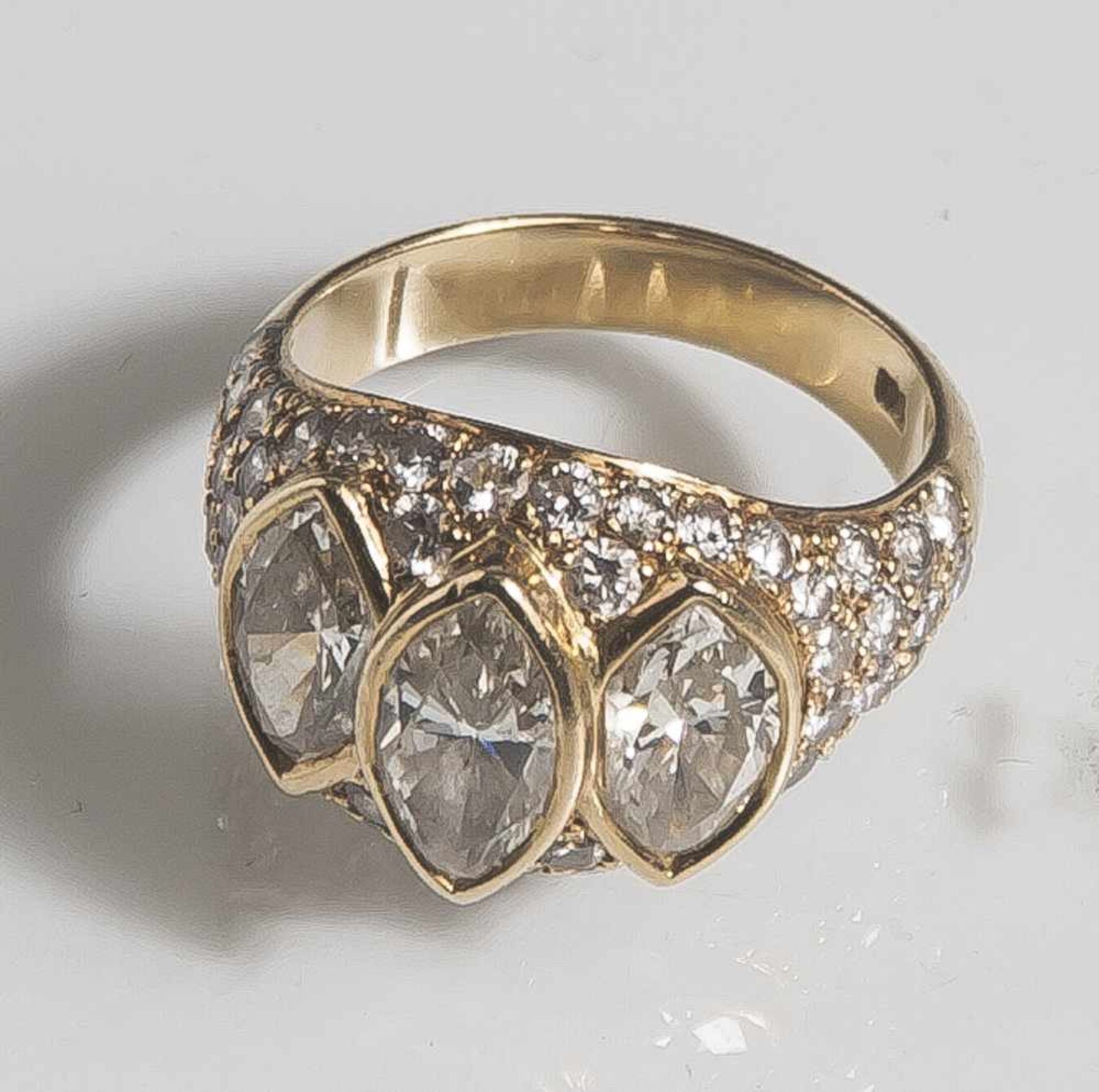 Damenring, Gelbgold 750, der Ringkopf ausgefasst mit 3 Marquise-Diamanten, zusammen ca. 1,75 ct/O-
