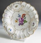 Meissen Schwertermarke Pfeifferzeit, Fächerplatte mit Blumenmalerei und feinem Golddekor, erste