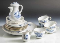 Meissen Schwertermarke, Teegedeck, blaue Blumen mit Goldrand (zwei Schleifstriche). Teekanne (Deckel