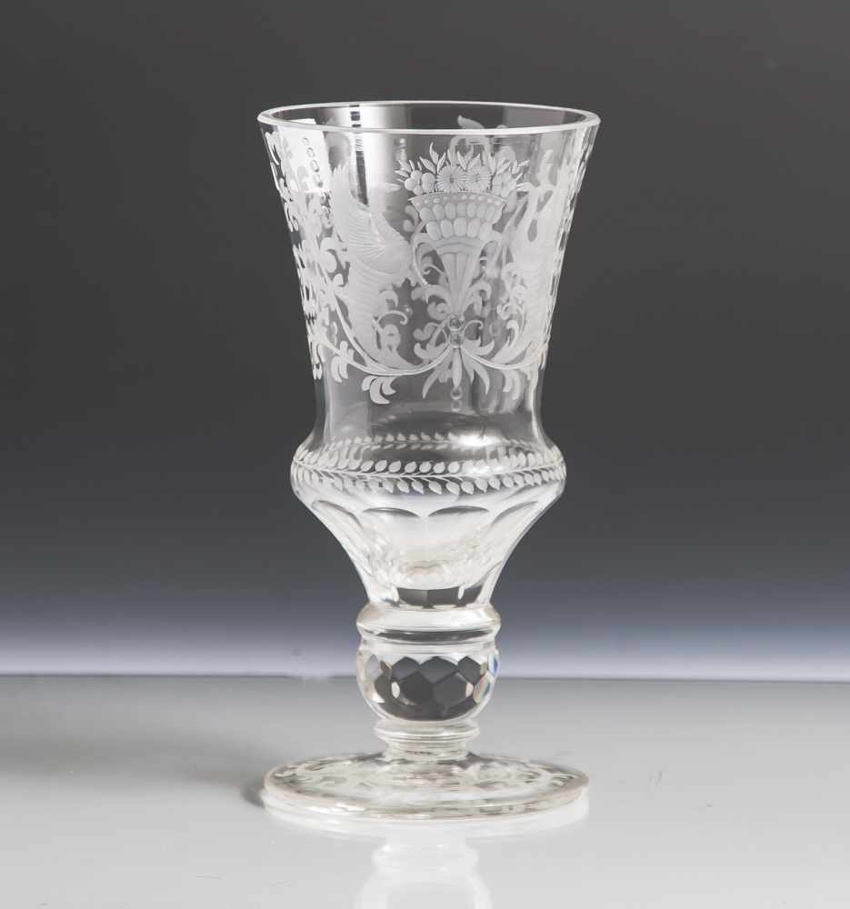 Pokalglas, 19. Jahrhundert, aus klarem Glas, flacher Tellerfuß, balusterförmiger Schaft, feine