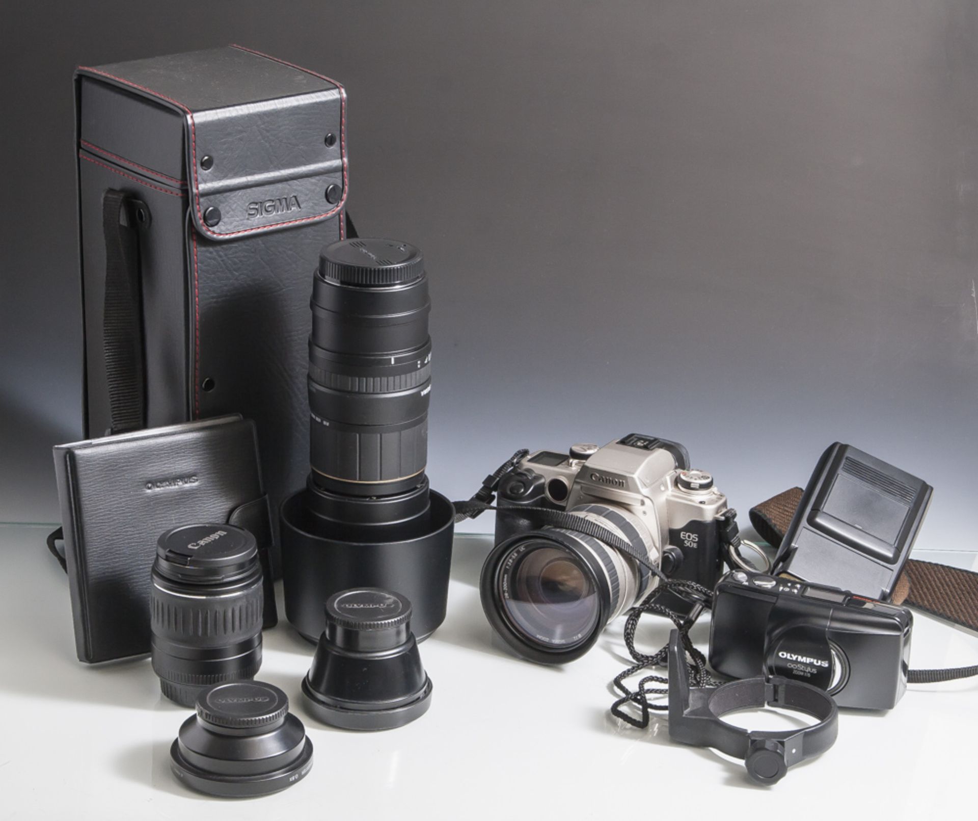 Umfangreiche Kameraausrüstung, Canon EOS-50E, analog mit Objektiv 28-200 mm; Sigma Zoom DM. 72, 1: