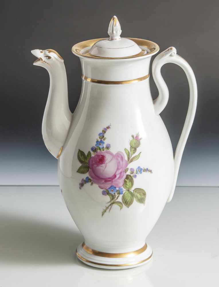 Biedermeier-Kaffeekanne, birnförmiger Korpus mit Schwanenhalsausguss. Mit polychrom gemaltem