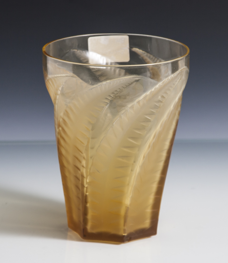 Becher, R. Lalique, Dekor mit Farnwedel, kegelförmiger, beige-goldfarbener Farbbecher, auf