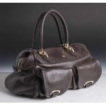 Damenhandtasche, Aigner, braunes Leder, leicht strukturiert, Metallmontierung. 2 Tragegriffe. Ca. 25