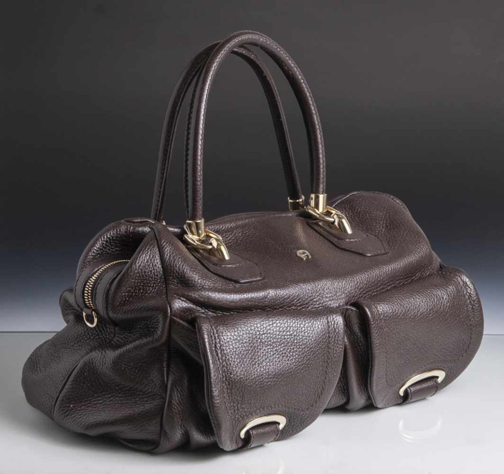 Damenhandtasche, Aigner, braunes Leder, leicht strukturiert, Metallmontierung. 2 Tragegriffe. Ca. 25