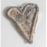 Handelsgewicht aus Blei, wohl Syrien, römische Zeit, Herzform mit verschiedenen Symbolen u.