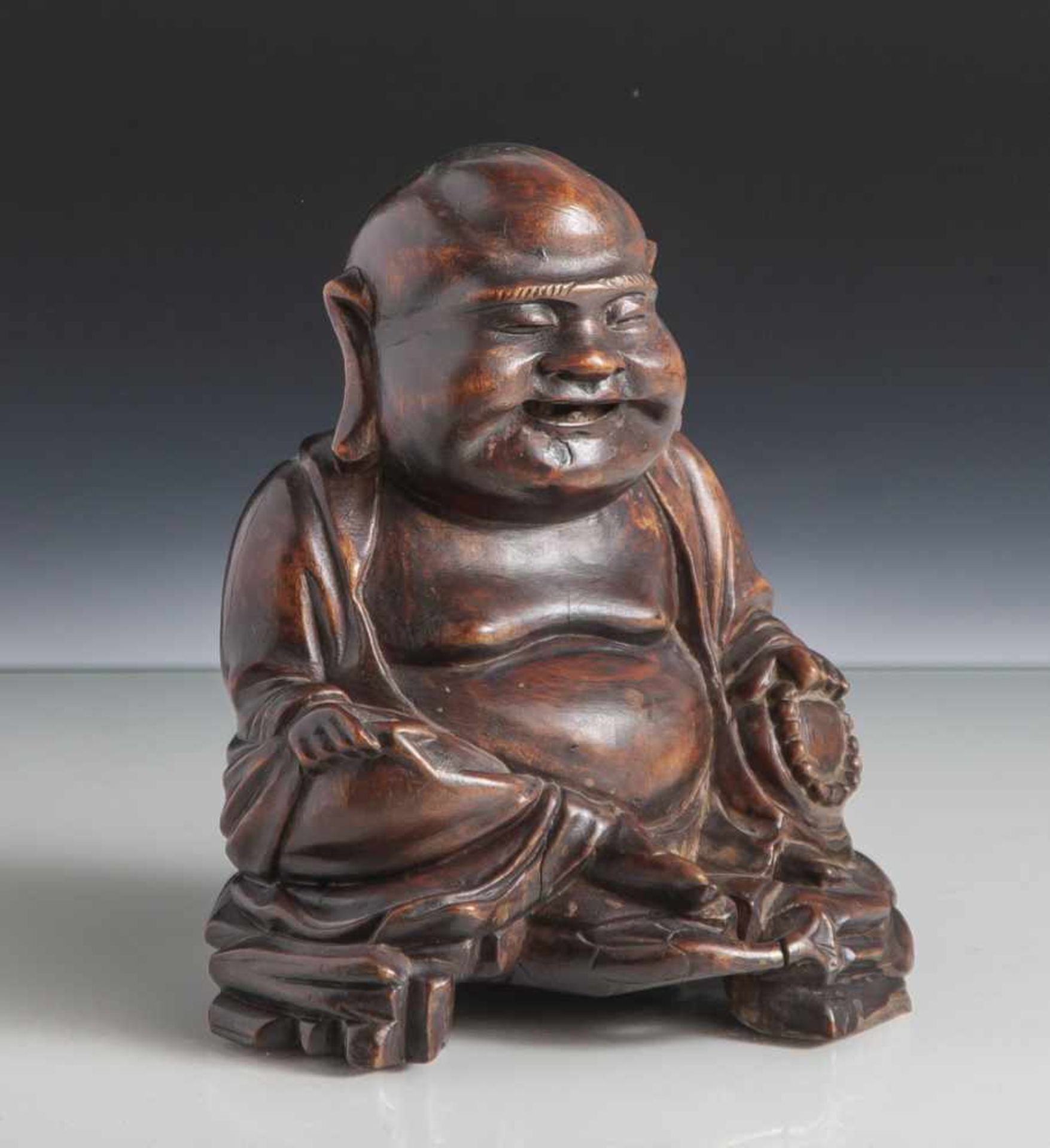 Budai, China, wohl um 1900, Holz, vollplastisch geschnitzt. H. ca. 14 cm.