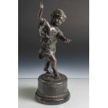 Plat, E., Tanzende Amorette, um 1900, Bronze, dunkel patiniert, auf der Plinthe bez. sowie mit kl.