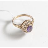 Damenring, Gelbgold 585, der Ringkopf ausgefasst mit oval-facettiertem Amethyst. Ringgröße: 56,