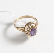 Damenring, Gelbgold 585, der Ringkopf ausgefasst mit oval-facettiertem Amethyst. Ringgröße: 56,