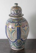 Große Bodendeckelvase, wohl 1930er/40er Jahre, Keramik, polychrome, ornamentale Bemalung, gebauchter