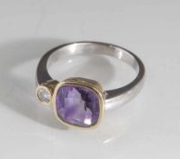 Damenring, Weißgold/Gelbgold 750, ausgefasst mit 1 Amethyst, ca. 10 x 10 x 5,5 mm und 1 Brillant,