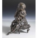 Figurine, wohl Frankreich, 19./20. Jahrhundert, Mädchen mit Hündchen im Arm auf einem Hocker