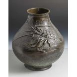 Bronzegefäß, wohl Japan, 19. Jahrhundert, bauchiger Gefäßkörper zum Rand hin verjüngend, auf der